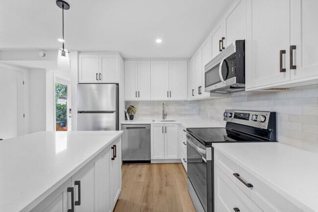 Photo - 885 Somerset St W