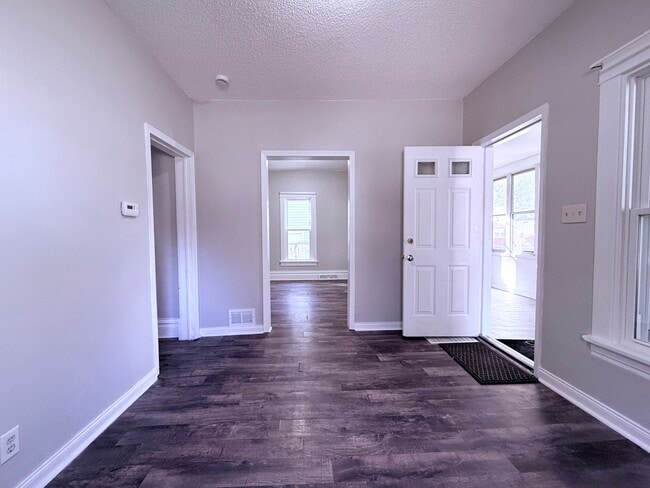 Entry / Foyer - 1427 W 2nd St