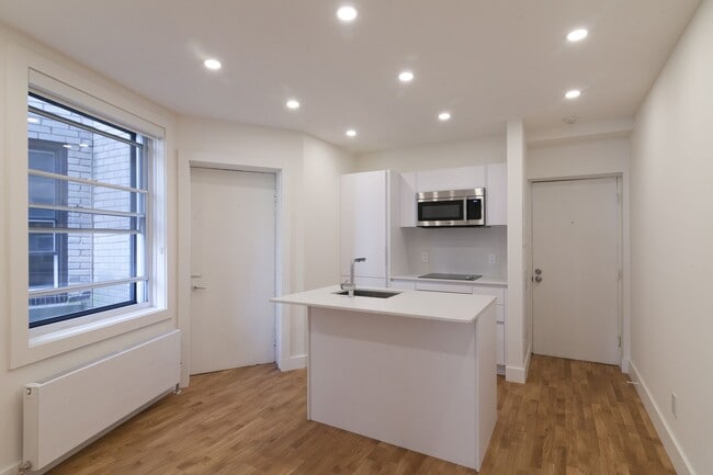 Building Photo - 3495 Av. Van Horne Unit 304