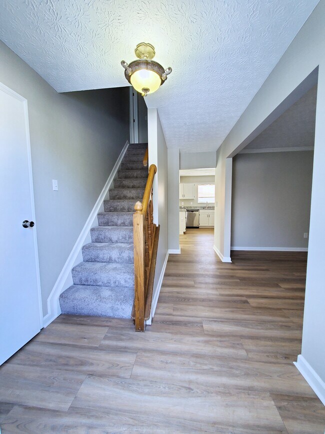 Foyer - 6355 Valley Stream Dr