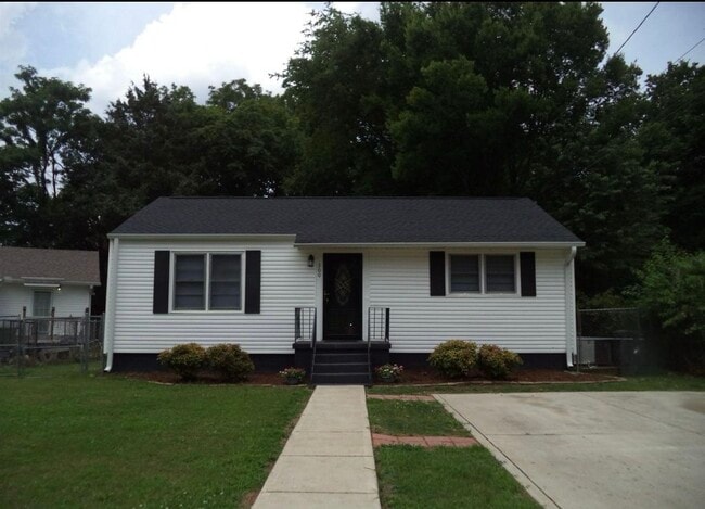 Photo - 300 N Plymouth Rd NW House