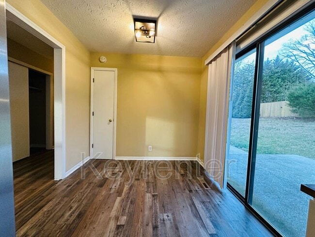 Photo - 918 W Forest Blvd