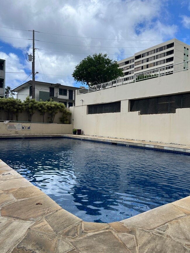 MAKIKI ROYAL