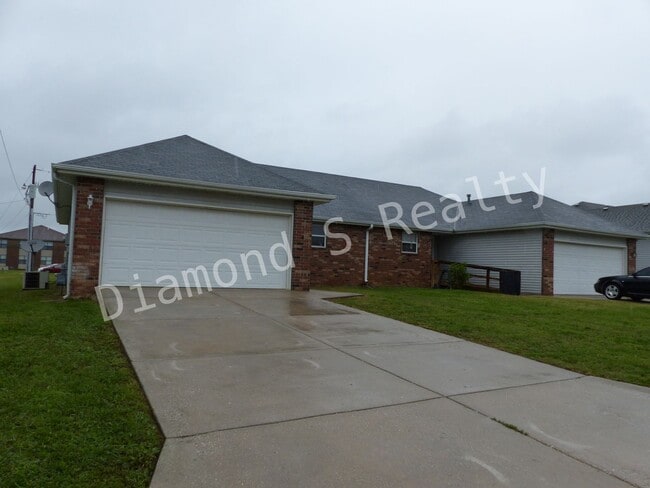 Building Photo - Spacious 2 Bedroom Duplex in Nixa! Rental