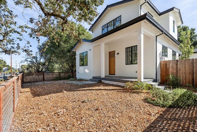 Photo - Luxury Home– Central Sebastopol – Close to everything – Best in Class Unit 7635