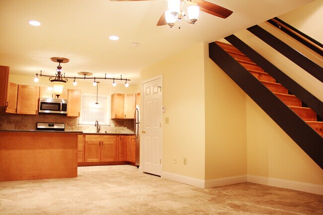 Building Photo - 48 N Champlain St Unit APT 2