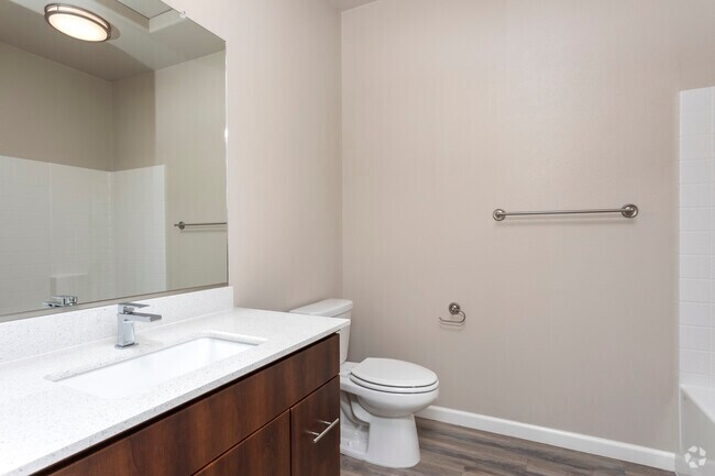 1BD, 1BA - Bathroom - 525 San Jose