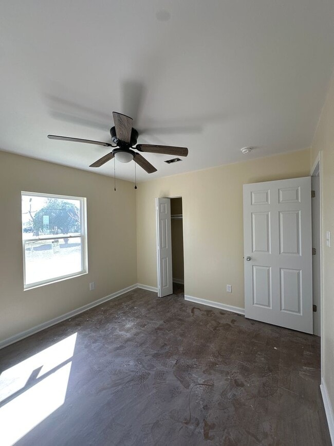 Photo - 5 bedroom Available 2 Bathroom home