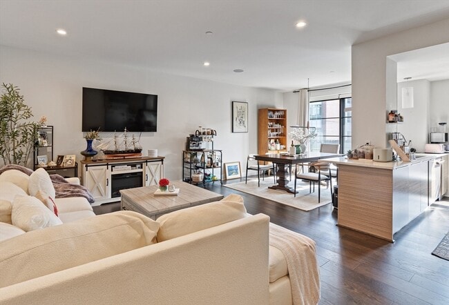 Building Photo - 531 Newbury St Unit 2