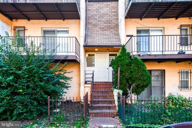 Building Photo - 5005 D St SE Unit 302