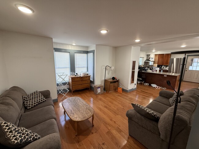 413 S Aurora St