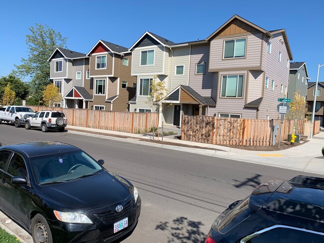 Building Photo - Great Community, Quiet Living Across from ...
