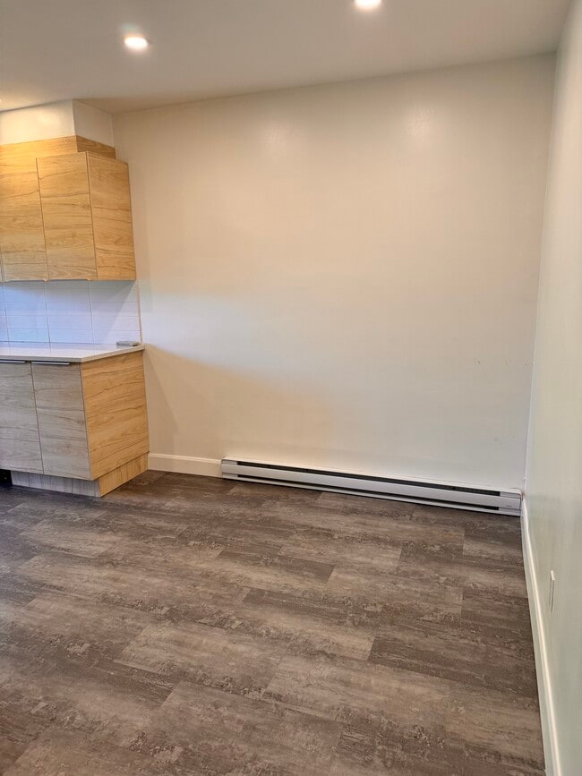 Photo - 5400 Av Connaught Unit Large, bright 3 bedroom