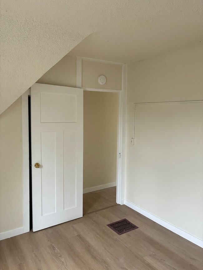 Photo - 4 Bedroom, 1 Bedroom Home for Rent