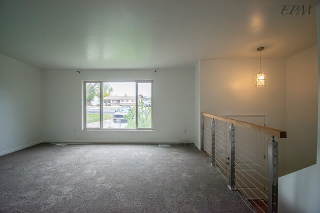 Photo - 4881 4015 W
