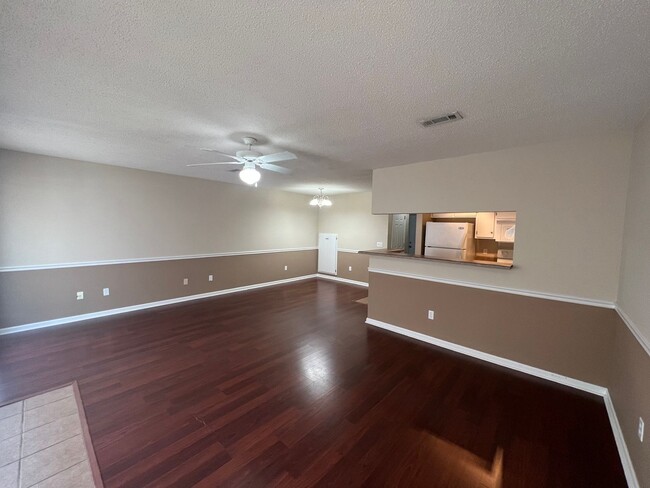 Photo - 205 Wakefield Way Unidad 1