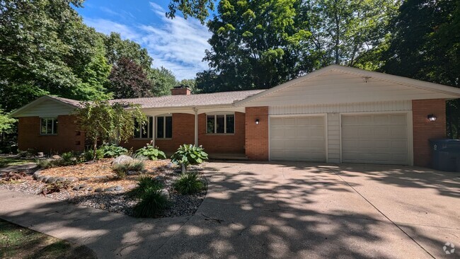 Building Photo - Four Bedroom Home in Texas Township