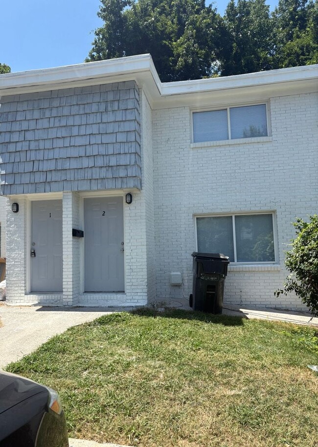 Building Photo - Spacious 2bedroom Townhome