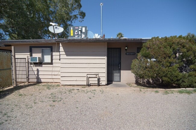Building Photo - Charming 1 Bedroom 1 Bath Duplex! Great Ce...