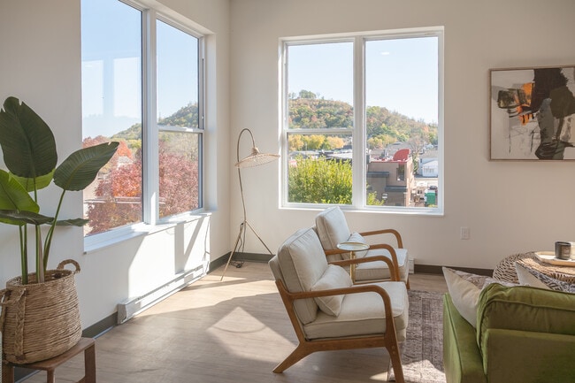 Building Photo - Avanti Rental