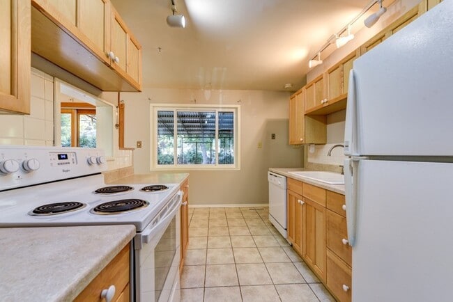 Building Photo - Beautiful and LARGE 4 bed 3 bath Home in D...