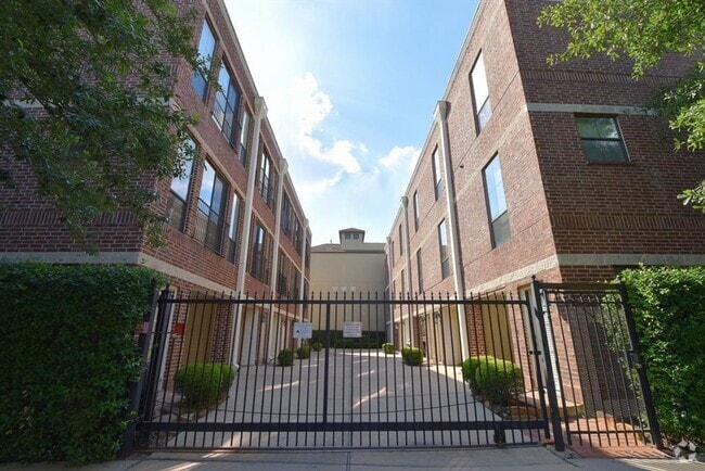 Building Photo - One-of-a-Kind Townhome in Desirable Midtown!