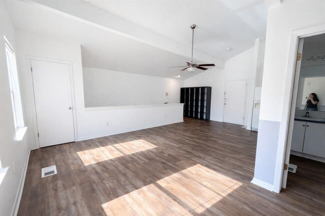 Photo - 212 Lessin Ln