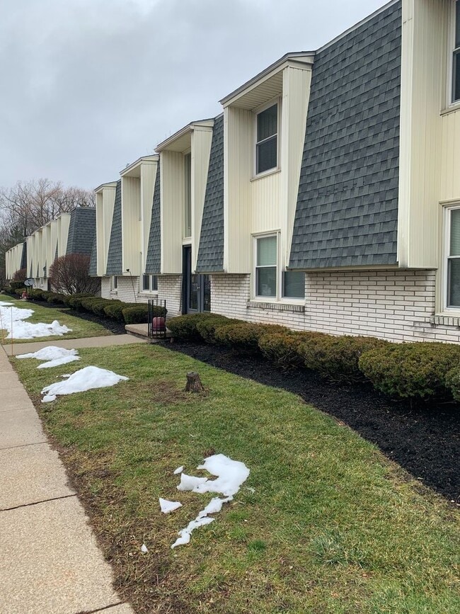 Building Photo - Large 2 Bedroom 1 Bath Apartment Unit 500-A