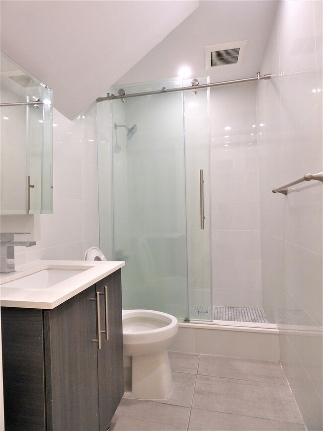 Photo - 525 E 5th St
