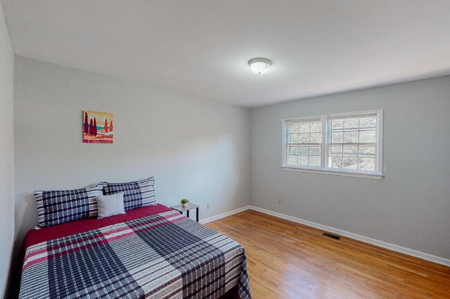 Building Photo - Spacious split-level home in Jonesboro