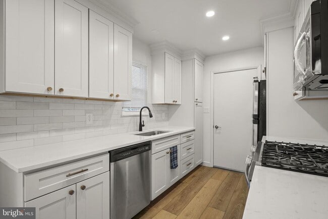 Building Photo - 1420 Gilbert Rd