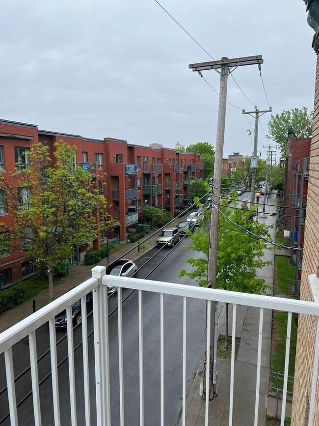 Building Photo - 1896 Rue Joliette Unit 1898