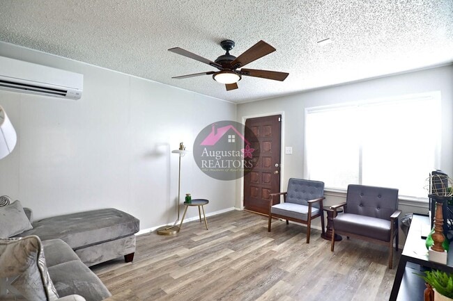 Photo - 3 Bedroom With Fresh Updates!