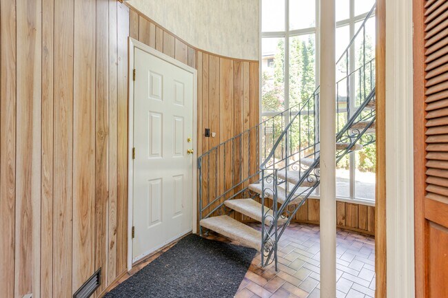 Photo - Spacious 5 Bed 2.5 Bath 2 Story Detached H... Unit House