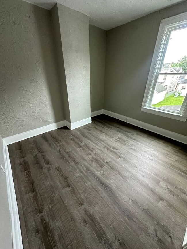 Photo - Beautiful Spacious 2 Bedroom Apt. Upstairs Unit in Duplex