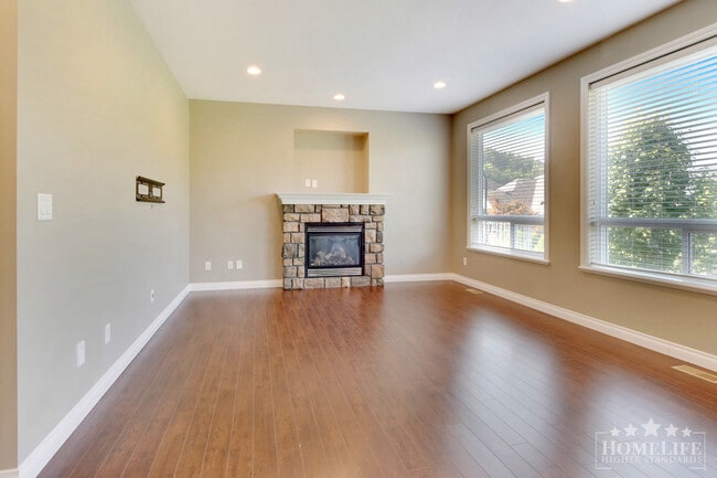 Comfortable & Spacious 3 Bed, 1 Den, & 2.5 Bath - Upper 2 floors of Home for Rent in Promontory!