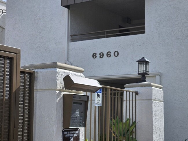 Building Photo - Ground-floor San Carlos stunning single-story condo available immediately. Unit 8