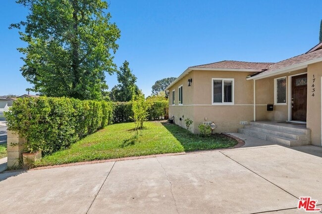 Photo - 17434 Emelita St