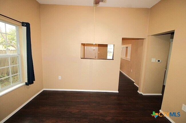 Photo - 207 N 6th St