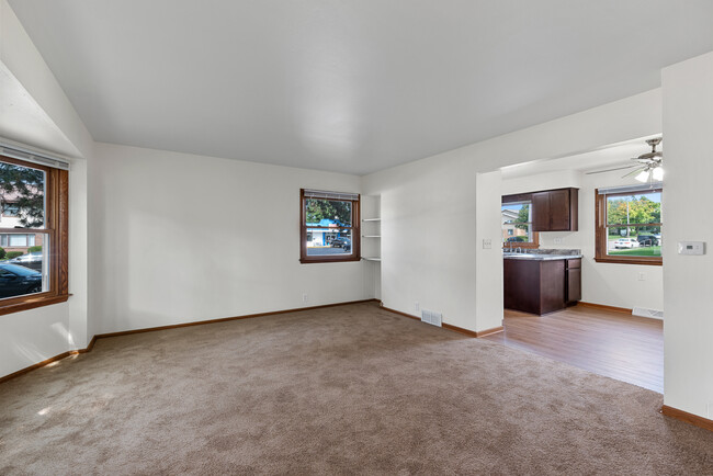 Living Room - 5515 S Illinois Ave Casa Adosada