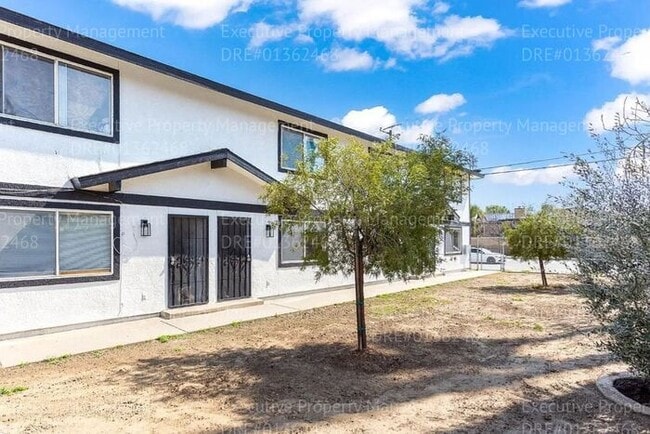 Photo - Townhouse. 2 bedrooms 1.5 bath call ASK AB...