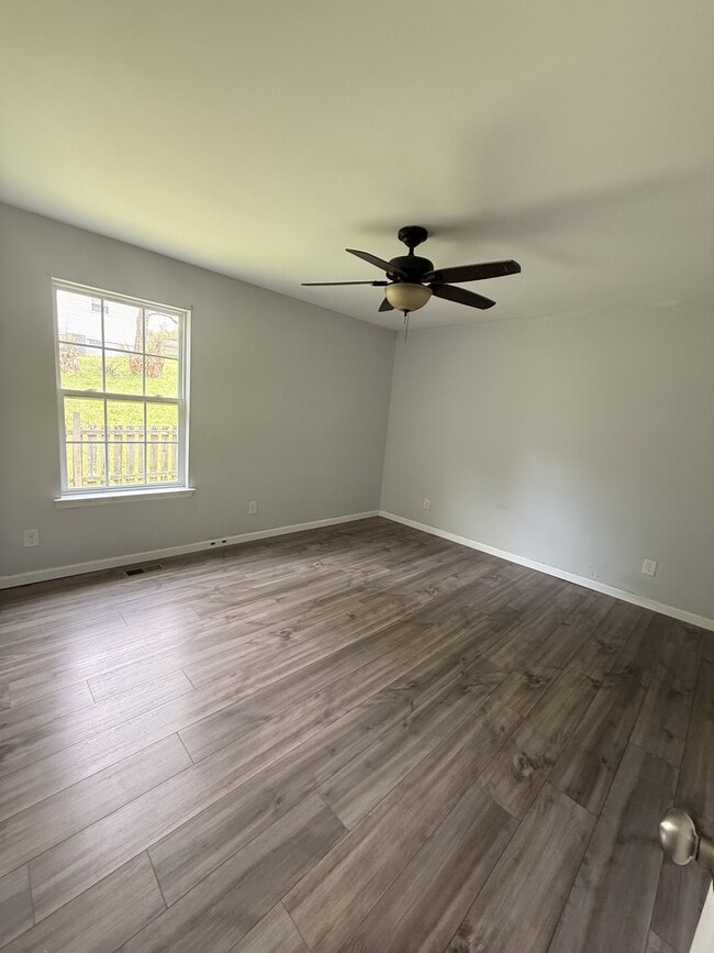 Photo - 1405 Lee St SE