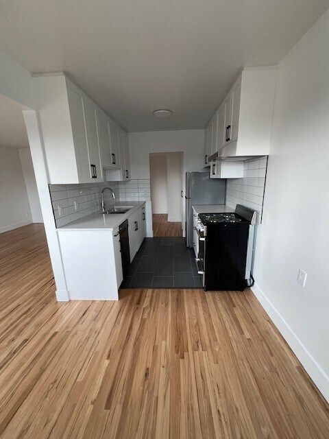 Photo - Newly Renovated, Bright Top Floor in Willingdon Heights Unité 302