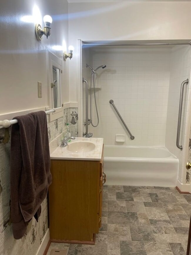 Photo - Spacious Craftsman Home