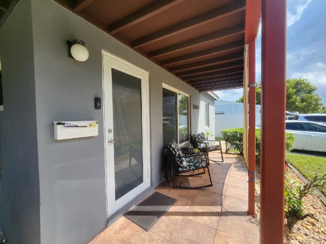 Photo - 5140 NE 3rd Ave Unidad Front