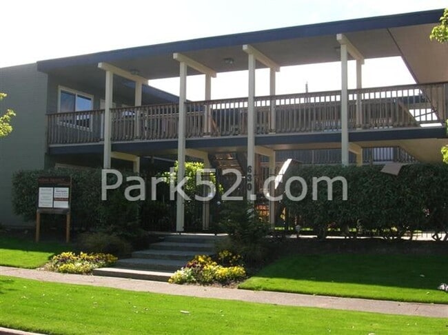 Building Photo - 2 bedroom 1 bathroom Condo in North Tacoma! Unit #11