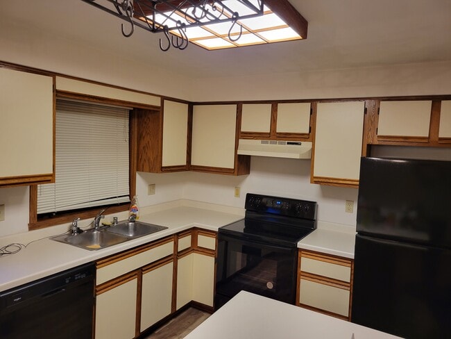 Kitchen - 2231 Cloudview Ct