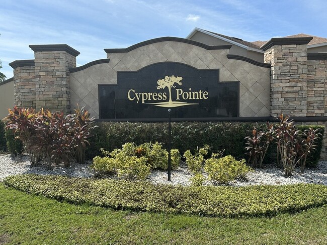 Building Photo - 1025 Cypress Pointe Blvd Rental