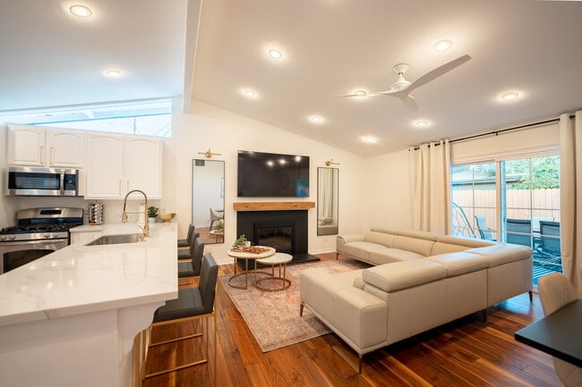 Photo - 9962 Pacific Ave