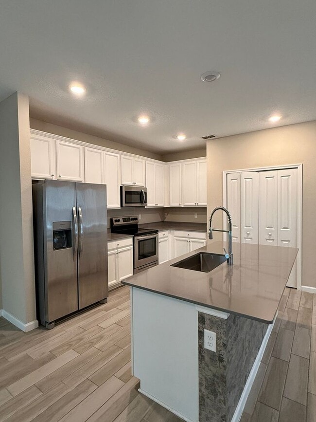 12803 Josslyn Ln